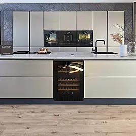 TOP-AKTUELLE HIGH-END GERÄTEAUSSTATTUNG VON GAGGENAU: Backofen mit 300°C -Backstein + separater Dampfbackofen (beide  mit Kerntemperatursensor) + Kaffeeautomat + Wärmeschublade + Vakuumierer! berbel Muldenlüfter mit Infinity-Kochfeld u. permalyt-Filter!