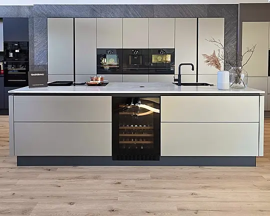 TOP-AKTUELLE HIGH-END GERÄTEAUSSTATTUNG VON GAGGENAU: Backofen mit 300°C -Backstein + separater Dampfbackofen (beide  mit Kerntemperatursensor) + Kaffeeautomat + Wärmeschublade + Vakuumierer! berbel Muldenlüfter mit Infinity-Kochfeld u. permalyt-Filter! - HIGH-END-LUXUSKÜCHE mit grandioser Ausstattung! SMARTGLASFRONTEN im faszinierenden Farbton TAUPE METALLIC MATT | TAJ MAHAL Keramik Arbeitsplatte | Tablar + Steckdosen | viel Stauraum | Keramikspüle Villeroy & Boch + Wassersystem-Komplettset von QUOOKER!