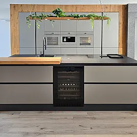 Miele Combi-Dampfgarer m. HydroClean + Backofen m. Kernthermometer, Klimagaren & Pyrolyse + Kaffeeautomat + Wärmeschublade + Gefrierer + XL-Kühlschrank m. Frischschubladen + Geschirrspüler. berbel Muldenlüfter m. Indukt. & permalyt. 2Zonen-Weinkühlschrank