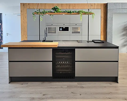 Miele Combi-Dampfgarer m. HydroClean + Backofen m. Kernthermometer, Klimagaren & Pyrolyse + Kaffeeautomat + Wärmeschublade + Gefrierer + XL-Kühlschrank m. Frischschubladen + Geschirrspüler. berbel Muldenlüfter m. Indukt. & permalyt. 2Zonen-Weinkühlschrank - LUXUS IN TAUPE | NERO | GERÄTE in PEARLBEIGE. Edle HighTech-Fronten "Taupe Metallic Matt" & Geräteoberflächen in "PEARLBEIGE" | 2 APOTHEKERSCHRÄNKE | Arbeitsplatte Naturstein "Nero Assoluto“ | TOP UPGRADES: Quooker, Theke, Arbeitsplatte Keramik Taj-Mahal!