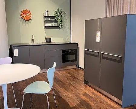 bulthaup System b3 · minimalistische Pantry bulthaup b3, Farbe graphit, Ausstellungsküche