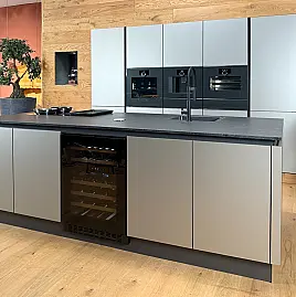 GAGGENAU-GERÄTE DER NEUESTEN GENERATION: Backofen mit Vollauszug&Backstein + Kaffeevollautomat + Dampfbackofen + zwei Wärmeschubladen | Vakuumierer möglich | 2-Zonen-Weinklimaschrank und neuester berbel Muldenlüfter mit permalyt-Filter | Quooker möglich!