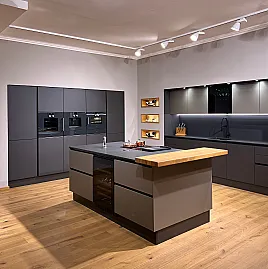 HIGH-END-GERÄTE wie Pyrolyse-Backofen mit 300° Pizzastein, Kombidampfgarer (beide m. Kernthermometer), Kaffeeautomat, 2 Wärmeschubladen, Performance-Muldenlüfter mit führendem Filtersystem, Teppan, großer Kühlschrank, extra Gefrierer, 2-Zonen-Weinkühler!