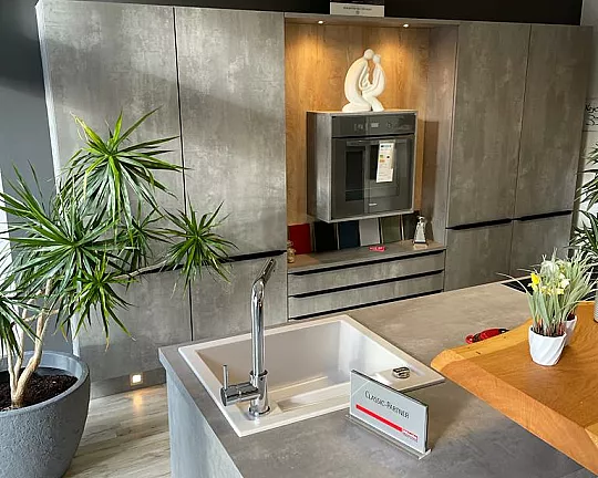 Ansprechende Küche mit Kochinsel - Celine : concrete grey Beton