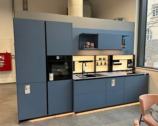 nx510 Azurblau Samtmattlack mit Neff Geräten und SensiQ Arbeitsfläche - nx510