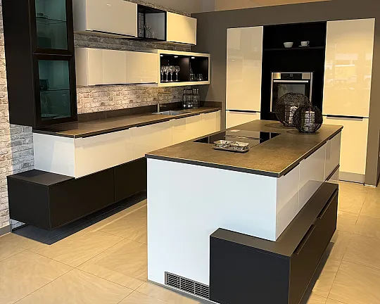 Moderne Küche mit Design - Elementen - Hochglanz - Weiß und Matt - Schwarz
