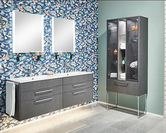 Exklusives Badezimmer mit Doppel-Waschtisch - LED-Spiegel - LED-beleuchteter Vitrinenschrank - STONEART