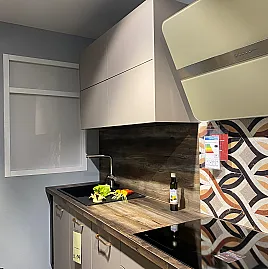 Impuls Küche, modern 2-zeilig, Front Cappuccino mit Arbeitsplatte 127 Wildahorn NB inkl. E-Geräte und 2 Stühle.