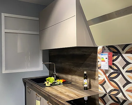 Impuls Küche, modern 2-zeilig, Front Cappuccino mit Arbeitsplatte 127 Wildahorn NB inkl. E-Geräte und 2 Stühle. - 572 IP 3150