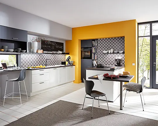 Ländliche Küchenzeile mit Neff-Geräten - Nordic weiß matt