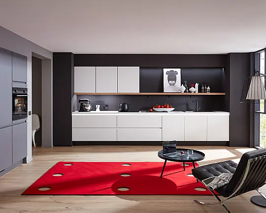 Moderne Küche mit Bosch-Geräten - Laser Alpinweiß