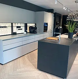 Exklusive Premium-Küche mit matten Glasfronten, einer einzigartigen Edelstahl Arbeitsplatte und einem Spülen Block