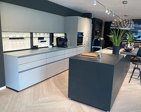 next125 NX912 Glas Matt · Exklusive Premium-Küche mit matten Glasfronten, einer einzigartigen Edelstahl Arbeitsplatte und einem Spülen Block
