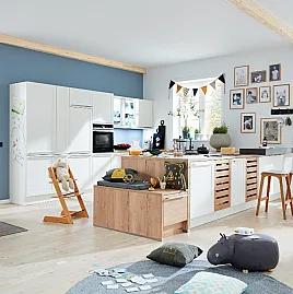 Landhausküche mit AEG-Geräten
