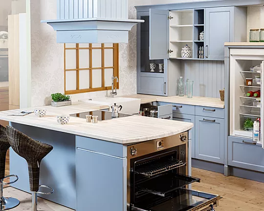 Stilvolle moderne Landhausküche mit Charme. Highlight ist der extragroße Backofen - 847 – Esche Achatblau Lack