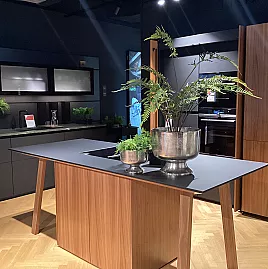Nussbaum Küche Echtholzfurnier Design mit Quooker, Siemens Kaffeevollautomat, Tischabzug, Dampfgarer und vielen Extras