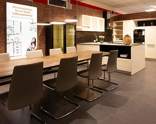 SONDERPREIS: Häcker Küche Roma Crema-Magnolie mit Insel & Miele für 7.999 € - Roma Crema-Magnolie, Lacklaminat ultramatt mit Rahmenfront