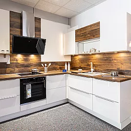 moderner Sitzplatz in der Küche integriert , Winkelküche im zeitlosen Design mit Bosch Geräten