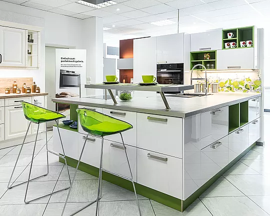 elegante, großzügige  Küche als Insellösung in brillant weiß - Laser Brillant weiß, Limette abgesetzt, mit AEG + Bosch + Franke