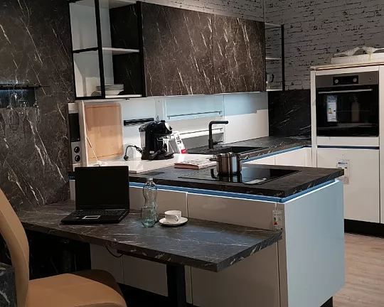 Moderne U-Küche mit großartigem Design, cleverer Technik und viel Liebe zum Detail - Flash