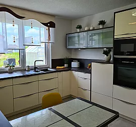 Moderne Wohnküche mit viel Stauraum