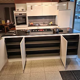 Moderne-Grifflos  Küche  mit Kücheninsel
