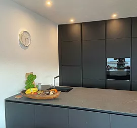 Küche in Schwarz Matt mit 10mm Compact Arbeitsplatte in Stein-Optik
