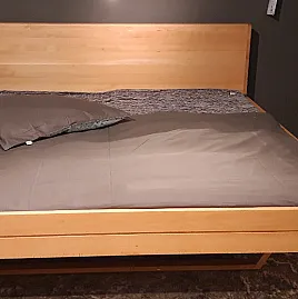 Bett mit Holzkopfteil
