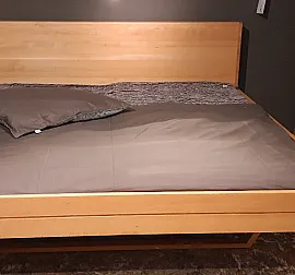 Bett mit Holzkopfteil