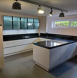 Moderne helle Hochglanz G-Küche