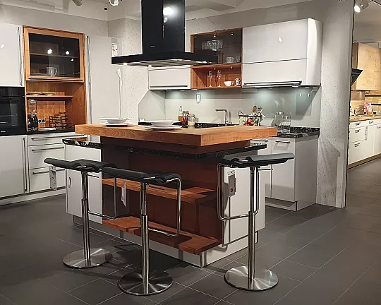 Moderne Einbauküche mit exklusiver Ausstattung - Nova Lack