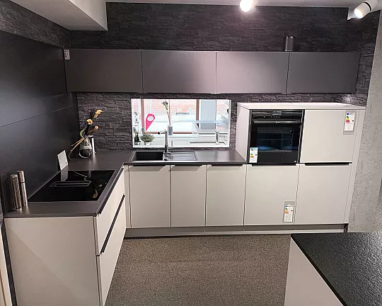Moderne Familienküche  mit Front in Matt Lack, Platingrau und Schwarz - Feel/Titan