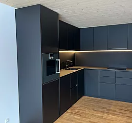 Schreinerküche in Schwarz Matt