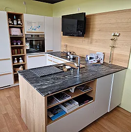 gemütliche Küche in U-Form mit Fronten Weiß matt,  Eiche-Elementen und Natursteinplatte