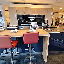Extravagante Küche in Samtblau-Holz-Optik mit Griffleiste und Weinkühler / Stark reduziert! Wir brauchen Platz!