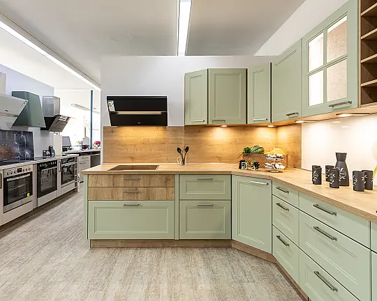 „Avocado trifft Chalet-Eiche“ – außergewöhnliche Landhausküche in L-Form mit lackierten Fronten - Windsor W10 Lack,Avocado softmatt
