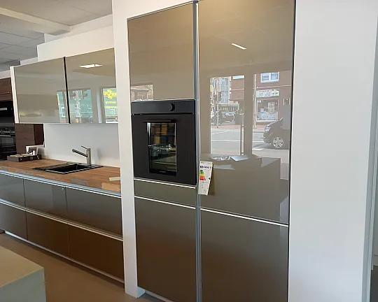 Küchenzeile mit zeitloser Glasfront in Grey mit Massivholzarbeitsplatte - Horizon Accento Vitrin