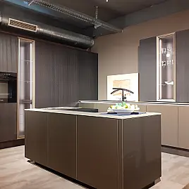 Grifflose Inselküche mit Fronten in Farbkombination