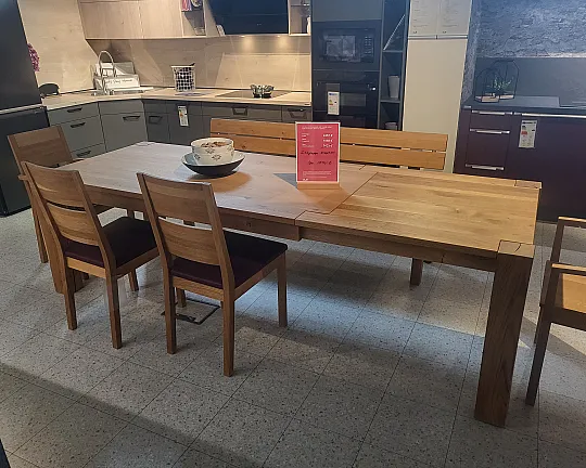 Abverkaufsmöbel: Tischgruppe bestehend aus einer Einzelbank, 4 Stühlen und einem Tisch in rustikaler Asteiche geölt und Leder Colorado in Kaminrot - Tischgruppe