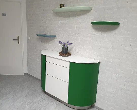 zeitloses Sideboard mit vielen Highlights - Elegantes griffloses Sideboard in Biella weiß satin mit Farbkombinationen in grün und Touch to open