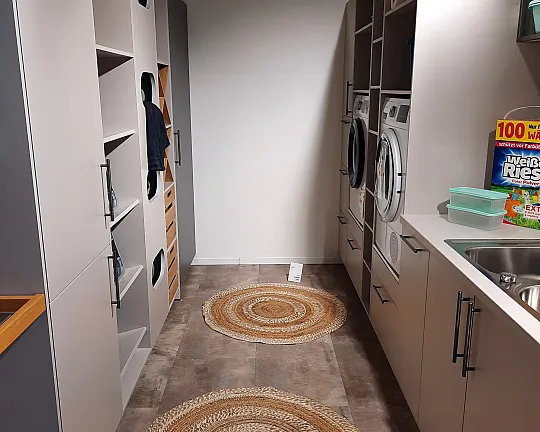 Hauswirtschaftsraum HWR Waschküche mit extra viel Stauraum und praktischem Ordnungssystem Fronten Sandgrau - Nova