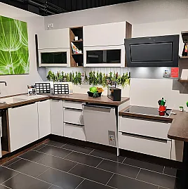 schicke L-Küche mit E-Geräten Winkelküche in Space grey Hellgraue Küche mit Essplatz und inkl. Geschirrspüler