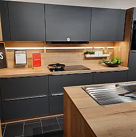 Küche Schwarz Holz elegante Wohnküche mit Kücheninsel, Tresen / Bartheke und viel Stauraum