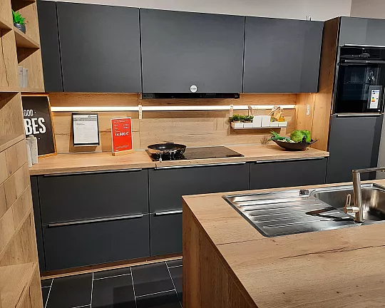 Küche Schwarz Holz elegante Wohnküche mit Kücheninsel, Tresen / Bartheke und viel Stauraum - Glasline matt
