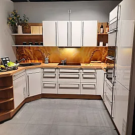 Trendige Weiße Küche mit Holz Akzenten in Alteiche Barrique NB und dekorativer Nischenrückwand
