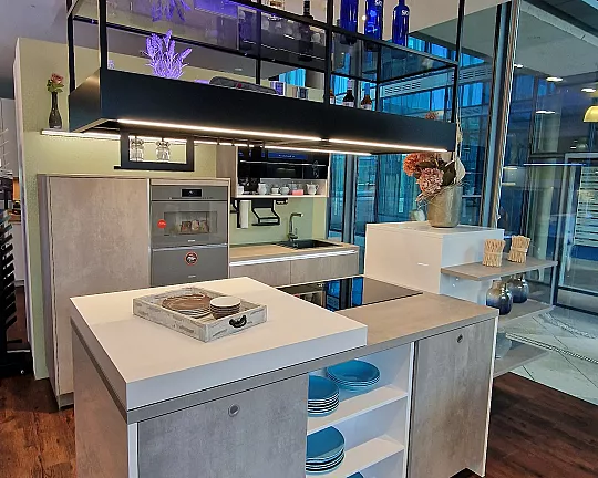 Moderne Grifflose Küche mit verschiebbare Pultplatte - Systemat AV 1070-GL Spachtelbeton perlgrau und polarweiß Hochglanz lackiert