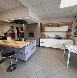 Moderne grifflose Häcker-Küche mit Kochinsel und Effektbeleuchtung