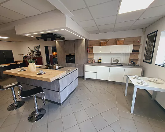 Moderne grifflose Häcker-Küche mit Kochinsel und Effektbeleuchtung - LASER BRILLIANT & COMET