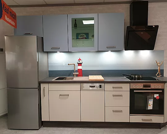 Küchenzeile mit Bosch Markengeräten, Standkühlschrank und Kopffreihaube - Front in Kieselgrau-Samtmatt Lack- mit farblich abgesetzter Arbeitsplatte- und Korpus-Farbe in Ulme-Holzoptik, Oberschränke in Taubenblau