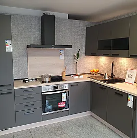 Schöne L-Küche mit freundlicher heller Arbeitsplatte